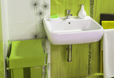 Rénovation de salle de bain audacieuse - Pour les plus audacieux, choix de céramique colorée à motifs et avec insertions. Travaux de rénovation de salle de bain effectués à Longueuil sur la rive-sud de Montréal.