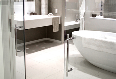 Rénovation salle de bain moderne - Salle de bain rénovée avec matériaux haut de gamme et équipement de qualité et éclairage d'ambiance. Travaux de rénovation de salle de bain effectués à Saint-Bruno sur la rive-sud de Montréal.