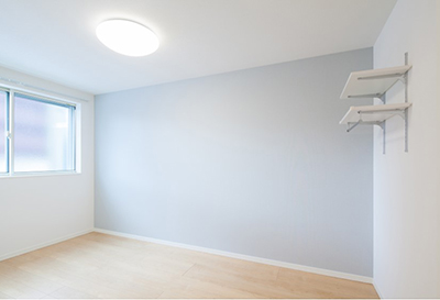 Travaux de reconstruction suite à un refoulement d'égout. Démolition et évacuation des rebuts. Construction des sous-planchers, bas de murs, gypse, joints, moulures et finition. Travaux après sinistre effectués à St-Jean-sur-Richelieu sur la rive-sud de Montréal.