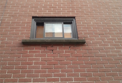 Exemple courant de joints de briques détériorés sous les alleges des fenêtres.