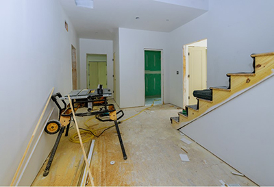 Reconstruction suite à un refoulement d'égout. Démolition, modification du système de plomberie (mise aux normes). Pose de gypse, tirage de joints, moulures, peinture et reconstruction des planchers. Travaux après sinistre effectués à St-Hubert sur la rive-sud de Montréal.