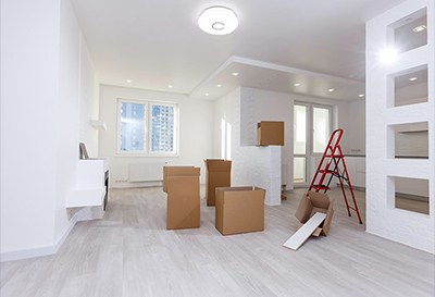 Travaux de reconstruction suite à un dégât d'eau. Démolition et évacuation des rebuts. Reconstruction des bas de murs (gypse, plâtre, moulures et peinture). Installation du nouveau plancher flottant. Travaux après sinistre effectués à St-Jean-sur-Richelieu sur la rive-sud de Montréal.