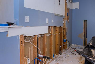 Reconstruction d'une salle d elavage suite à un sinistre causé par un mauvais raccord de plomberie. Démolition, reconstruction du sous-plancher, gypse, joints, membrane d'étanchéité, céramique, coulis, finition et peinture. Travaux après sinistre effectués à St-Jean-sur-Richelieu sur la rive-sud de Montréal