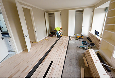 Reconstruction après sinistre suite à une infiltration d'eau par la fondation. Installation de gypse, tirage de joints, peinture et moulures. Reconstruction des planchers. Travaux après sinistre effectués à Mont St-Hilaire sur la rive-sud de Montréal.