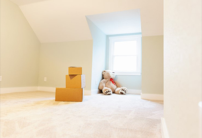 Travaux après sinistre suite à une infiltration d'eau au niveau de la toiture. Replacement de l'isolation de l'entre-toit, du pare-vapeur, du gypse, tirage de joints, moulures et peinture. Travaux après sinistre effectués à Chambly sur la rive-sud de Montréal.