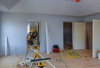 Reconstruction suite à une infiltration d'eau au niveau de la toiture. Remplacement de l'isolation, pare-vapeur, gypse, joints et peinture. Travaux après sinistre effectués à Longueuil sur la rive-sud de Montréal