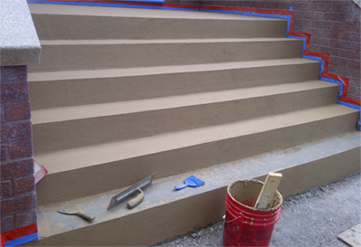 Réparation de balcon et marches en béton - Application du ciment polymère avec treillis intégré. Travaux de réparation de balcon en béton effectués à Brossard sur la rive-sud de Montréal.
