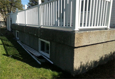 Réparation de terrasse et solage en béton - Le béton existant est recouvert de béton projeté et visuellement désagréable. Travaux de réparation de béton effectués à Carignan sur la rive-sud de Montréal.
