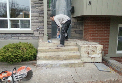 Réparation de balcon et marches en béton - Retirer le tapis gazon et ponçage des surfaces en béton. Travaux de réparation de balcon en béton effectués à Boucherville sur la rive-sud de Montréal.
