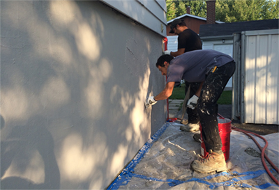 Réparation de solage en béton - Application du ciment polymère avec treillis de nylon intégré. Travaux de réparation de balcon en béton effectués à Chambly sur la rive-sud de Montréal.
