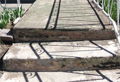 Réparation de marches et terrasse en béton - Réparation des surfaces qui étaient recouvertes de tapis gazon. Travaux de réparation de béton effectués à Chambly sur la rive-sud de Montréal.
